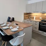 Modernes In Guter Lage Deluxe
